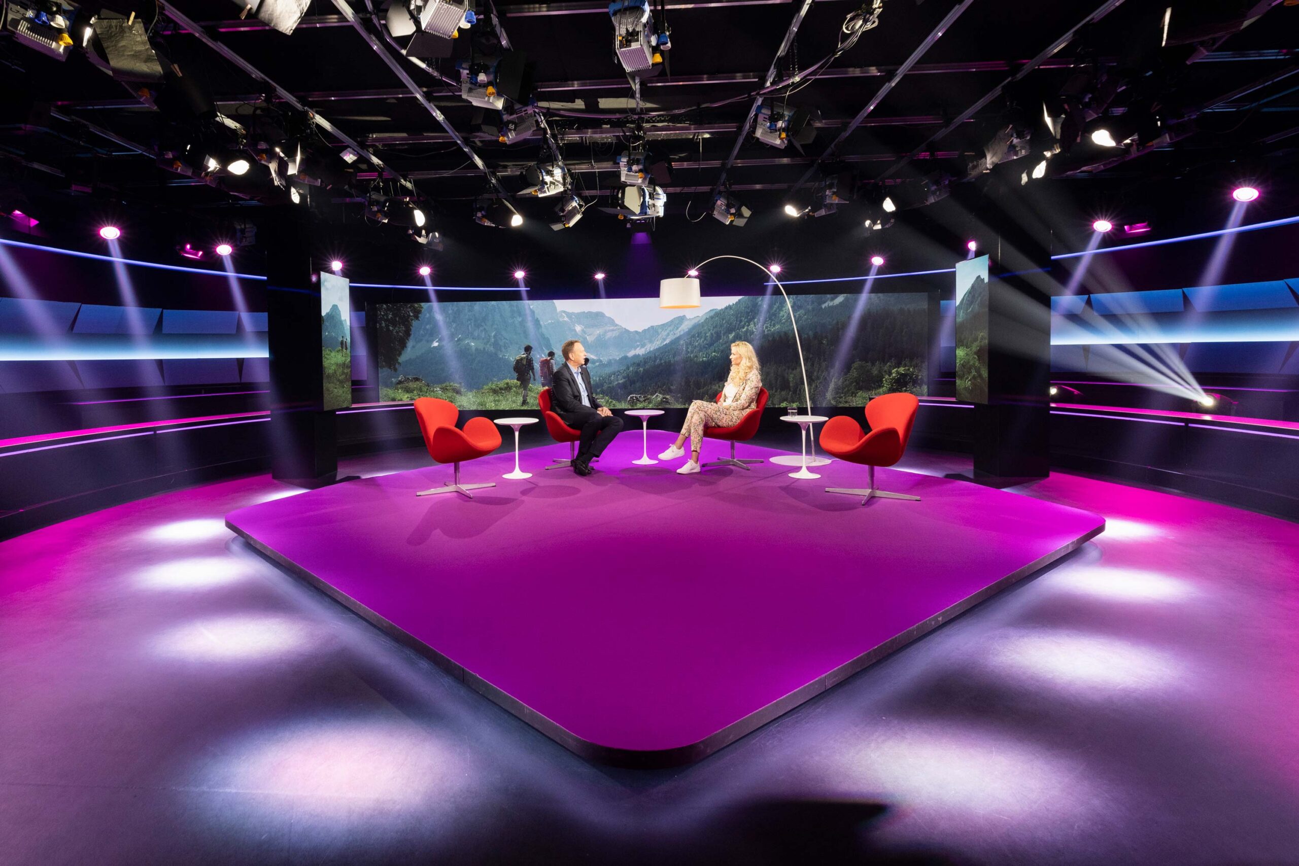Swisscom Generalversammlung 2022 Studio Set Up mit Moderator und Michelle Hunziker
