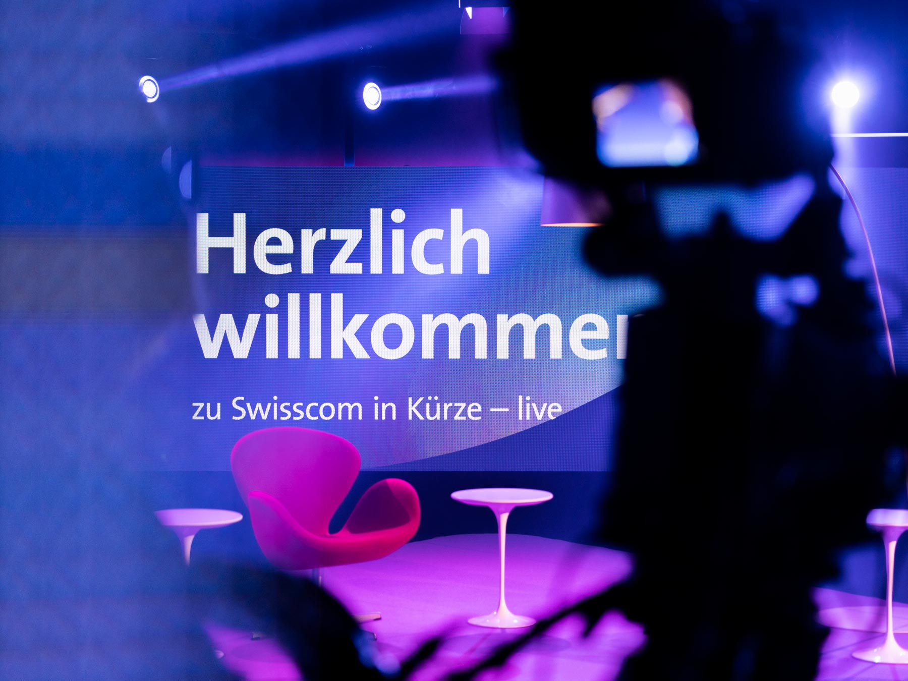 Swisscom Generalversammlung 2022 Studio Set Up Herzlich Willkommen mit rotem Sessel