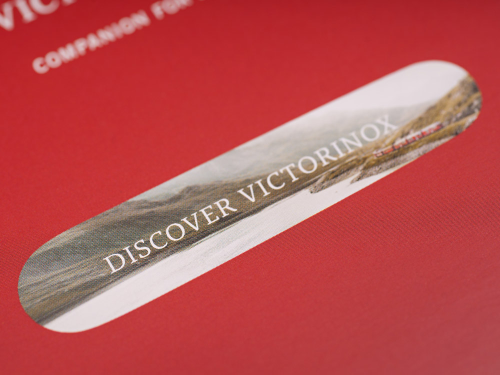 Detailansicht einer Victorinox Broschüre mit Schriftzug «Discover Victorinox»