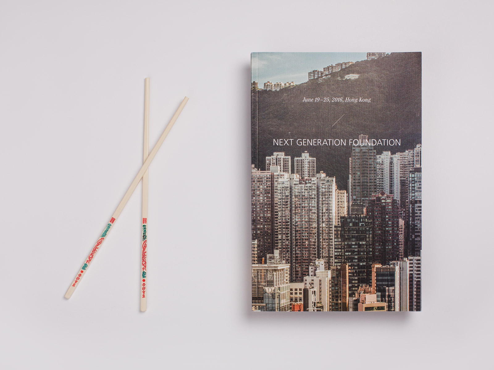 Cover eines Buches zum Thema Hongkong mit asiatischen Essstäbchen daneben auf hellgrauem Hintergrund