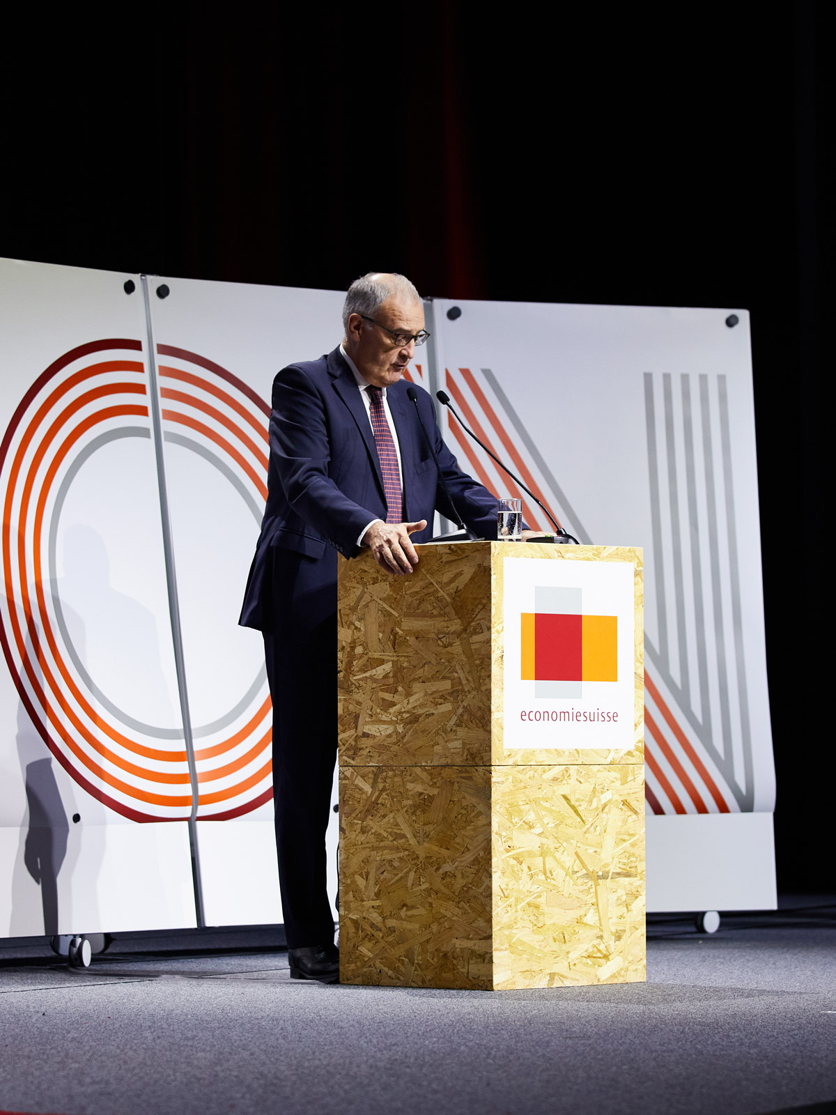 Christoph Mäder an Rednerpult auf der Bühne am Tag der Wirtschaft