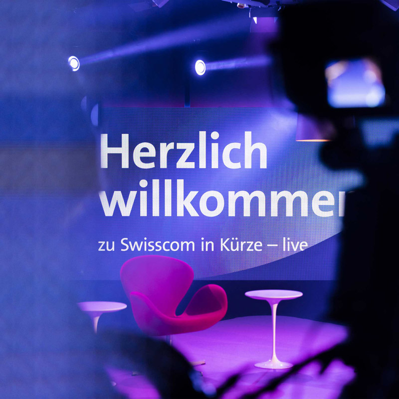 Swisscom Generalversammlung 2022 Studio Set Up Herzlich Willkommen mit rotem Sessel