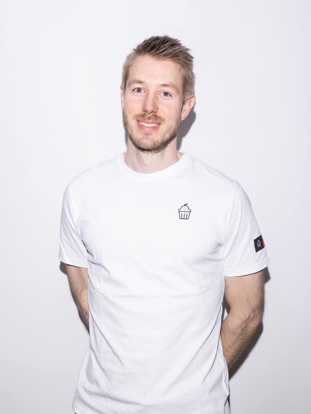 Michael Meier, Mann mit blonden kurzen Haaren mit weissem T-Shirt auf weissem Hintergrund